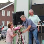 Einen Blumenstrauß aus den Händen von Dieter Wickenkamp erhält Elfie Schmidt.