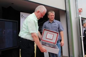Dieter Wickenkamp dankt dem Initiator Wolfgang Schmidt mit einem Geschenk für sein Engagement